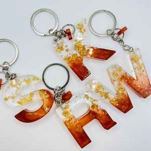 Llavero de Resina Contemporáneo con Acabado Pulido, Diseño Abstracto, Accesorio Ligero, Ideal para Estilos de Vida Modernos - Product Image 4