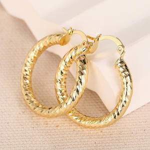 ต่างหูห่วงทองเมดเทียน 14K ดีไซน์คลาสสิคแบบบิดเกลียว เหมาะสำหรับทุกเพศทุกวัย สวมใส่ได้ทุกวัน เครื่องประดับคุณภาพสูง - Product Image 5