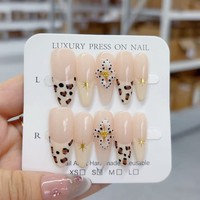 Nouvelles extensions d'ongles courtes sculptées, art du nail art rouge fait main, style européen et américain, pour un look doux et tendance.