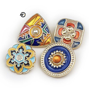 Thân Thiện Với Môi Vàng Tone Thời Trang Kẽm Hợp Kim Nút Hình Dạng Không Thường Xuyên Men Mạ May Chân Nút - Product Image 1