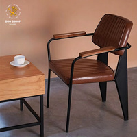 Chaise de salle à manger industrielle vintage en cuir avec accoudoirs en bois, structure en métal noir, chaise rembourrée pour restaurant, café, bistrot