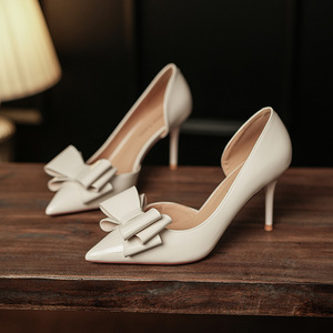 6687A-136 Zapatos de Novia para Mujer, Tacones de Aguja con Punta Puntiaguda, Decoración de Lazo en Cuero Patentado, Zapatos de Boda Blancos, Tacón Alto de 5cm-8cm - Product Image 1