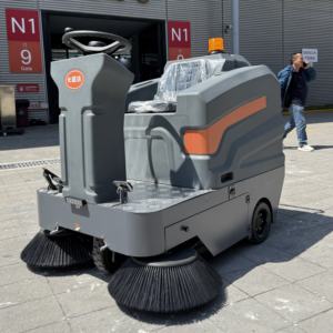 地下駐車場用業務用屋外ロボット式床掃除機、乗車式電動ロボット、新品 - Product Image 1
