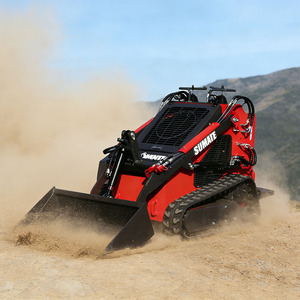 รถตักล้อยางขนาดเล็ก Soamte รุ่น Mini Skid Steer Loader เครื่องยนต์ดีเซล Kubota ได้รับการรับรองมาตรฐาน EPA น้ำหนัก 950 กก. รับประกัน 2 ปี ปั๊มไฮดรอลิก เกียร์ PLC - Product Image 6