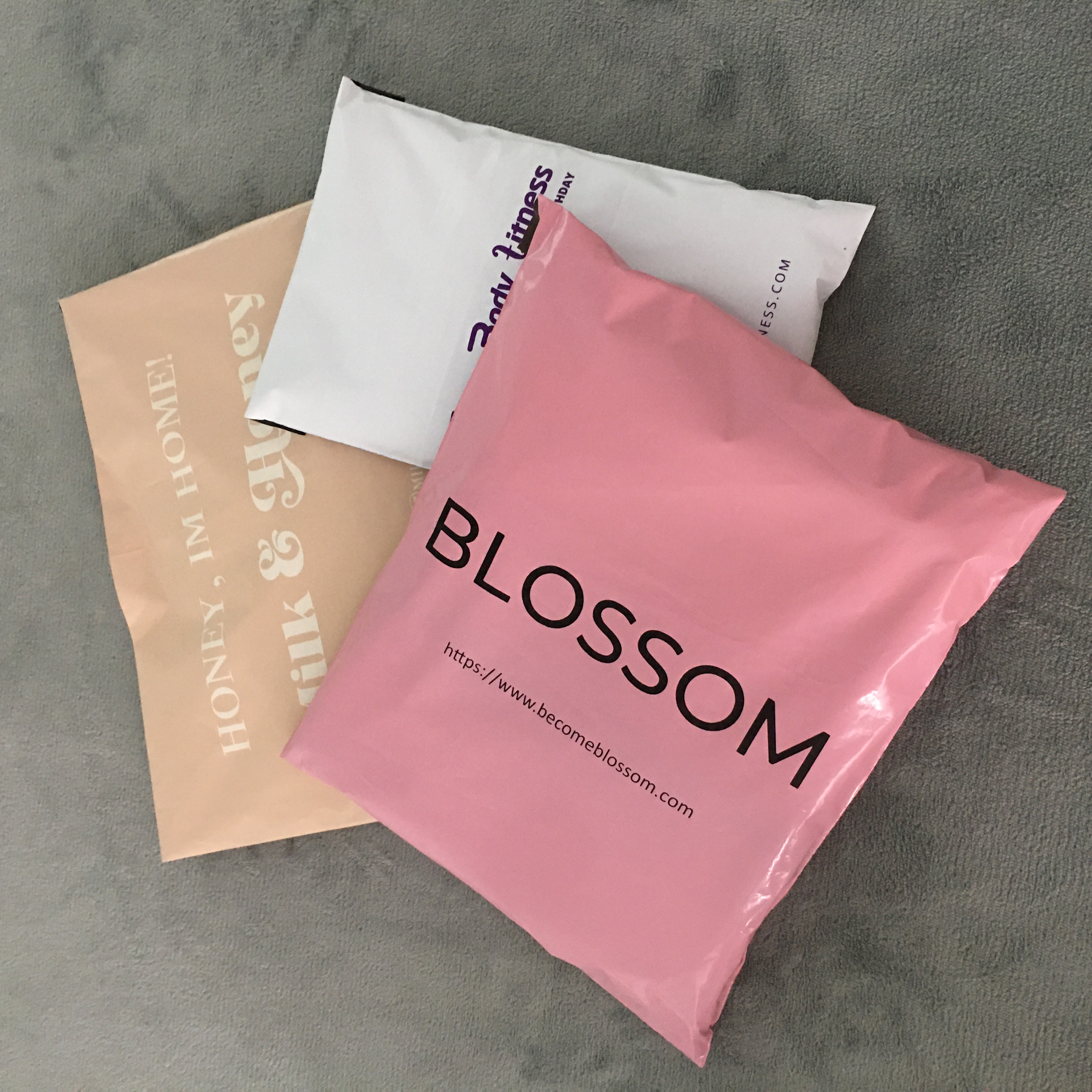 Новые персонализированные почтовые пакеты, биоразлагаемые пластиковые пакеты для доставки одежды с принтом, розовые почтовые пакеты с пользовательским логотипом
