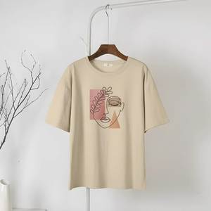 T-shirt beige pour femme avec motif visage abstrait – T-shirt élégant et décontracté à manches courtes et col rond avec imprimé visage artistique et minimaliste - Product Image 1