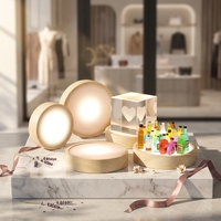 Base d'affichage lumineuse LED artisanale en bois de hêtre massif, forme minimaliste pour la décoration intérieure et l'éclairage doux.