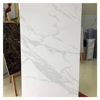Carreaux de sol en porcelaine polie antidérapants modernes, texture marbre blanc brillant glacé 600x600mm, ACCENTS en brique réfractaire