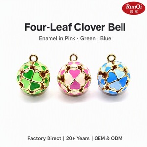 Llavero esférico hueco de la suerte con diseño japonés de trébol de cuatro hojas y campana Suzu esmaltada, chapado en oro y calado, <span class=keywords><strong>para</strong></span> bolso o teléfono - Product Image 1