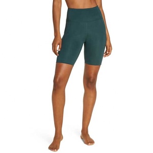 Shorts de sport pour femmes à taille haute, sans couture, en nylon et spandex noir uni, pour le yoga, la remise en forme et la compression - Product Image 3
