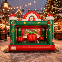 Château gonflable de Noël avec pères Noël, bonhommes de neige et chaussettes, avec piliers d'obstacles pour le plaisir des enfants