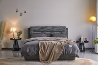 Lit rembourré incurvé de style vintage moderne italien avec cadre en bois pour chambre à coucher