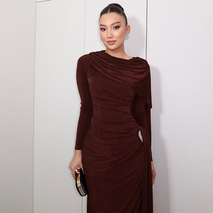 Wardrobe <span class=keywords><strong>Winner</strong></span> Trendiges asymmetrisches, schulterfreies, plissiertes Kleid in Schokoladenbraun - Product Image 4