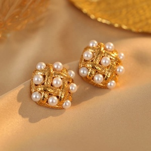 Pendientes de Perlas de Estilo Retro Francés para Mujer, Elegantes, Nuevo Diseño Explosivo con Temperamento Clásico, Estilo Pequeño y Fragante - Product Image 3