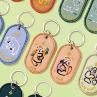 Gepersonaliseerde op maat gemaakte borduurwerk sleutelhanger aangepaste kleur meisje anime milieuvriendelijke 3D vorm karabijnhaak schattige cadeaus fruit panda hond