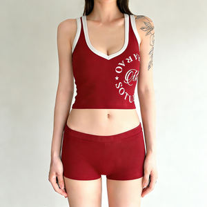 Conjunto de dos piezas con estampado de letras vintage para mujer, top corto tipo halter con ribete en contraste y pantalones cortos a juego - Product Image 1