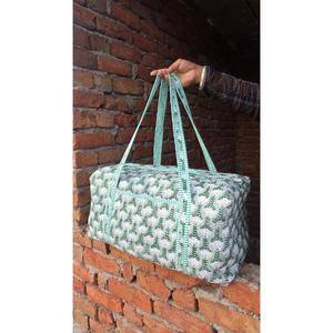 Bolsa de lona acolchada de algodón hecha a mano, espaciosa, ligera, duradera, elegante, con estampado tradicional, para viajes y vacaciones. - Product Image 2