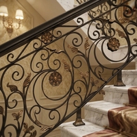 Rampe d'escalier minimaliste en fer forgé et laiton pour villa, hôtel, centre commercial - Résistante à la rouille