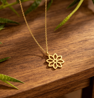 Collier pendentif fleur de lotus délicat en acier inoxydable plaqué or 18 carats, étanche, avec breloque florale creuse pour femme