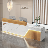 Bureau d'accueil incurvé bleu moderne personnalisé avec éclairage et finition dorée, design écologique pour bureau, hôpital, supermarché, salon
