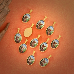 Collar con Colgante de San Miguel Arcángel en Acero Inoxidable Chapado en Oro de 18K, Icono Religioso, Derrota al Diablo, Ideal para Aniversario - Product Image 2