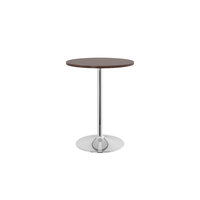 Table de bistrot, pub ou bar contemporaine élégante avec plateau rond en marbre noir et piétement haut chromé sur pieds.