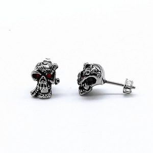 Yunnique Boucles d'oreilles tête de crâne en acier inoxydable 316 avec incrustation rouge, style punk, bijoux tendance pour hommes et femmes - Product Image 5