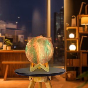 Lampe de Nuit LED 3D Imprimée en Gros, à Changement de Couleur, avec Télécommande, Étanchéité IP54, 20CM, en Plastique, Fonctionnant sur Piles, Lampe Lune pour Bébé - Product Image 2