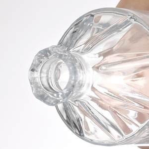 La bouteille de verre à alcool en forme de vase mince a un corps long et élégant. Il est personnalisé en usine avec un bouchon de bouteille - Product Image 5