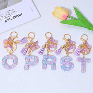 Porte-clés en acrylique violet en forme de papillon à franges, avec lettre initiale en forme de flocon de neige, en gros - Product Image 4