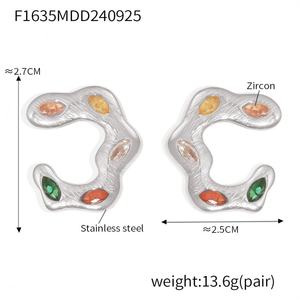 Pendientes de tuerca vintage premium para mujer, de acero inoxidable 316L galvanizado con circonita, estilo clásico irregular, joyería de nicho de segunda mano. - Product Image 4