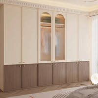 Armoire à portes battantes en placage de bois blanc et verre, style Mid-Century avec lignes épurées et poignée métallique, meuble de chambre à coucher