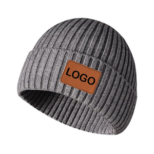 Bonnet Court en Tricot de Haute Qualité avec Écusson en Cuir, Personnalisable pour l'Hiver - Product Image 3