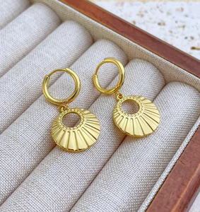 ต่างหูห่วงสแตนเลสสตีล 18G 1 คู่ ชุบทอง 18k รูปทรงเรขาคณิต ดีไซน์เปลือกหอย หนา ทันสมัย สำหรับผู้หญิง ขายส่ง - Product Image 1