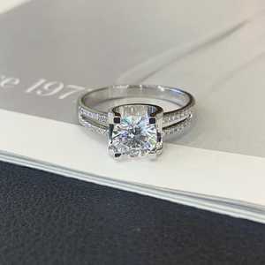 Bague de fiançailles à bande fendue en moissanite ronde de 1,00 ct |   Plaqué rhodium |   Bague éthique moderne certifiée IGI - Product Image 6