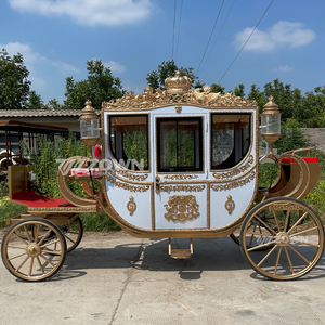 Carruaje Turístico de Estilo Princesa Premium con Decoración de Faroles Retro, Cabina Grande Cerrada para Parques Temáticos, Decoración de Escenas Románticas - Product Image 1