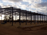 Structure de charpente métallique, bâtiment d'atelier préfabriqué en acier avec design industriel