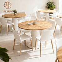 Ensemble de meubles de restaurant, café et bar moderne, tables rondes en bois et chaises en tissu beige clair, collection de salle à manger