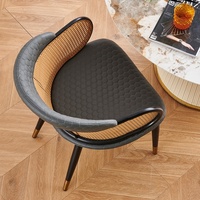 Chaise de salle à manger moderne minimaliste en osier et cuir avec structure en fer, design fauteuil à dossier haut pour la maison et la restauration
