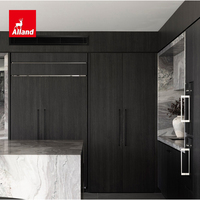 Cuisine moderne Alland Australia, placards en contreplaqué avec placage en chêne noir, villa de luxe avec réfrigérateur intégré pour armoire de cuisine