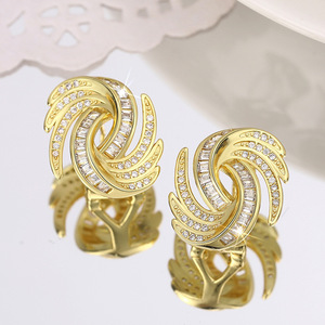 Orecchini a Perno in Metallo con Micro Incastonature a Spirale di Zirconi, Gioielli per Orecchie da Donna Unici e di Lusso Leggero - Product Image 5