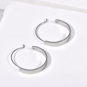 Vente en Gros de Bijoux de Mode Boucles d'Oreilles Lisses Tendance pour Femmes Boucles d'Oreilles Grandes Créoles en Or de 25mm de <span class=keywords><strong>Large</strong></span> - Product Image 3