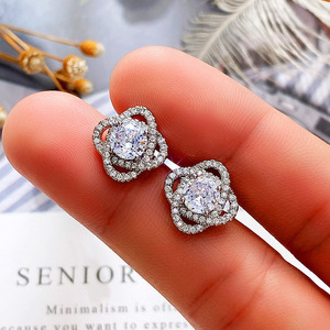 Orecchini a Perno con Cristalli Rotanti a Forma di Fiore per Donne, Eleganti Accessori Floreali per Uso Quotidiano - Product Image 6