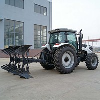 Le tracteur de 160 CV avec moteur diesel turbocompressé, un grand réservoir de carburant et une longue autonomie, peut être réglé sur plusieurs vitesses
