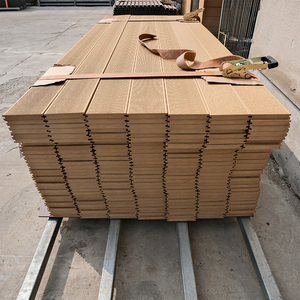Plancher composite WPC europé<span class=keywords><strong>en</strong></span> brossé carré pour extérieur, aspect <span class=keywords><strong>teck</strong></span>, anti-UV, imperméable, antidérapant, grain 3D gaufré, pour <span class=keywords><strong>jardin</strong></span> - Product Image 4