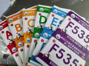 Fabricante de Placas de Número de Carrera Deportivas Personalizadas y Duraderas con Material de Impresión Digital Impermeable para Adultos y Niños - Product Image 6