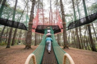 Parc d'aventure suspendu en forêt personnalisé avec filet de cordes, tunnel suspendu, escalade multi-niveaux, durable, pour plusieurs personnes, en extérieur