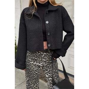 Chaqueta Negra con Botones y Cuello para Mujer, Prenda Exterior Elegante - Product Image 4