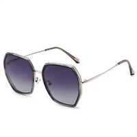 Vente en gros de lunettes de soleil rectangulaires tendance UV400 avec logo personnalisé et surdimensionné populaires pour femmes
