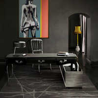 Bureau d'écriture moderne et écologique pour salon avec plateau en cuir noir, poignées en laiton et unité de rangement à miroir fumé
